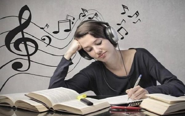 Studiare con la musica aiuta davvero a studiare meglio?